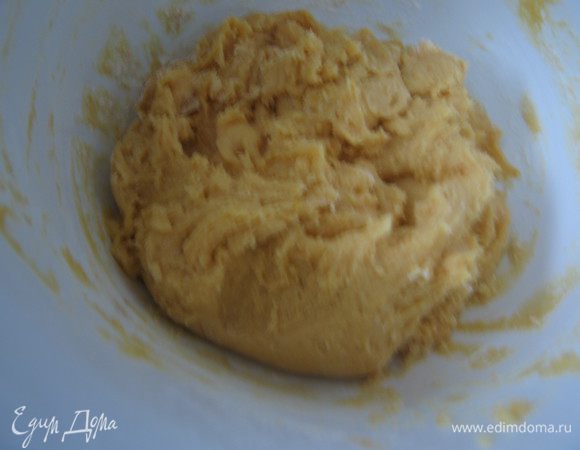  Частями вмешать муку с разрыхлителем. Тесто не вымешивать, а просто ложкой хорошо перемешать. Получается липнущее к ложке тесто. Отправить в холодильник на 1-2 часа. можно на ночь. 