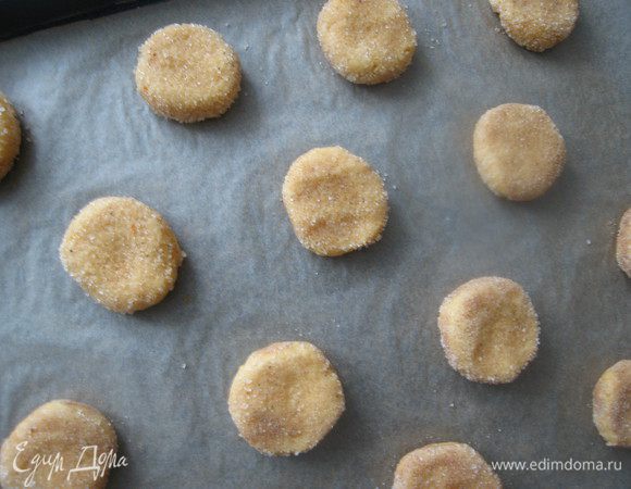 Противень предварительно застелить бумагой для выпечки и укладывать печенье на расстоянии 5-6см друг от друга 