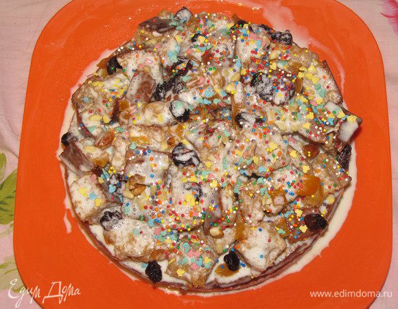 Для вкуса второй корж пропитала коньяком) а между коржами положила порезанную кедровые орешки, курагу и изюм (мы ж заботимся о полезности нашего торта)))
Особенно вкусен он на второй день!