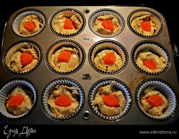 Разогреть духовку до 200гр.Форму для маффинов смазать или выложить поверх бумаж.стаканчики для маффинов. В большой посудине смешать муку,сахар ,разрыхлитель, соду,соль,корицу,мускат.орех и душист. черн. перец.
В другой посуде смешать кефир, размягчен.слив.масло и яйцо.
Выложить сухую массу в жидкость и осторожно перемешать вилкой. Доложить орехи и сушен.клюкву.
Выложить тесто в формочки наполовину,воткнуть мармелад и покрыть оставшимся сверху тестом.