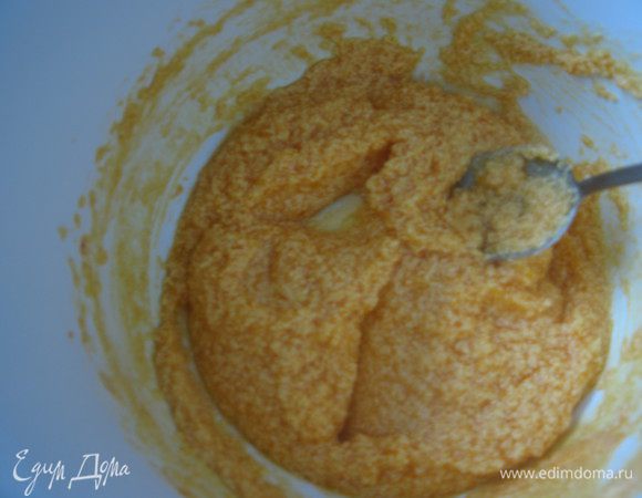 Добавить яйцо,  тыквенное пюре, корицу, соль, перемешать.