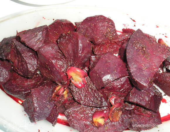 Когда свекла испечется, даем ейполностью остыть. Часть чеснока сохраняем для соуса, остальной можна выбросить.