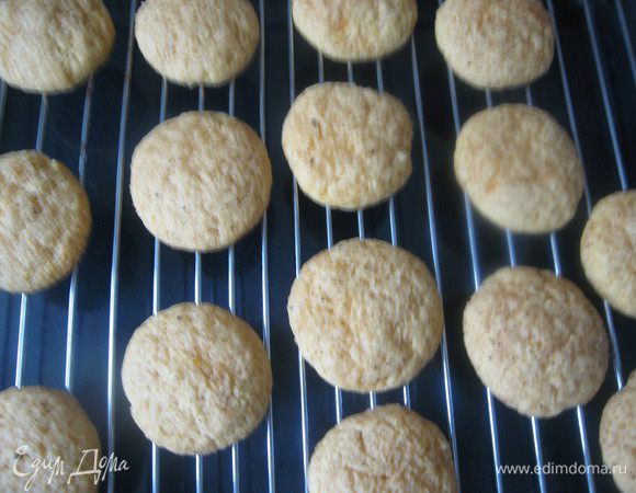 Аккуратно снять и положить остывать на решетку