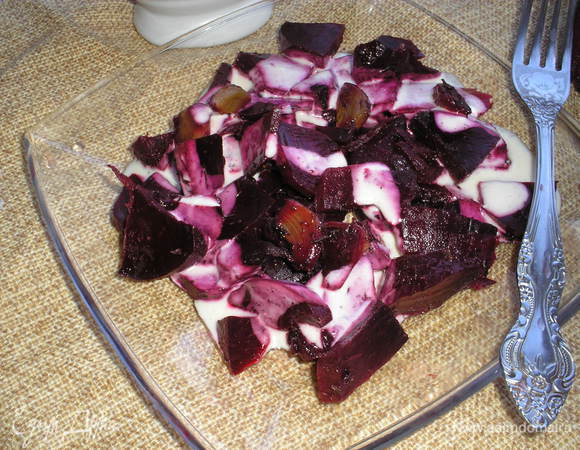 Готовим соус: для этого соединяем все ингридиенты, добавляем несколько зубков запеченного чеснока(по вкусу).
Свеклу нарезаем пластинами, поливаем сверху соусом. Салат готов!