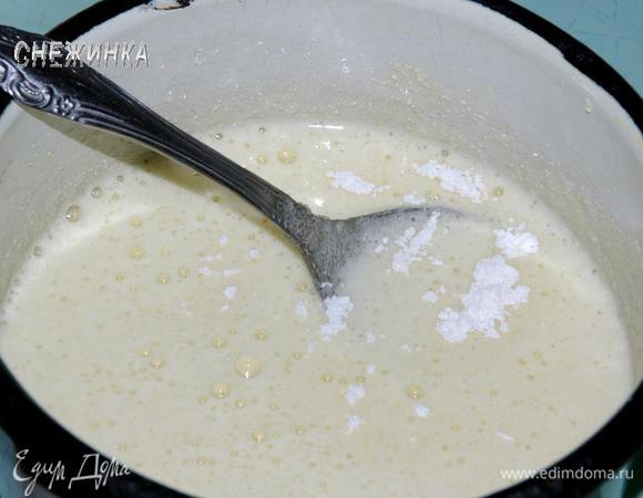 В кастрюльку или сотейник разбиваем яйцо. Добавляем сахар и растираем хорошенько, добела. Высыпаем ванилин, перемешиваем.