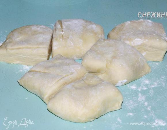 Возвращаемся к тесту. Готовое тесто (так как оно есть «конвертом») делим на 6 частей. Я раскатывала коржи диаметром 23 см. Если Вы хотите коржи меньшего размера или форма для выпечки у Вас меньше, можете поделить тесто на 8 частей. Выпекать коржи в принципе можно и на противне.