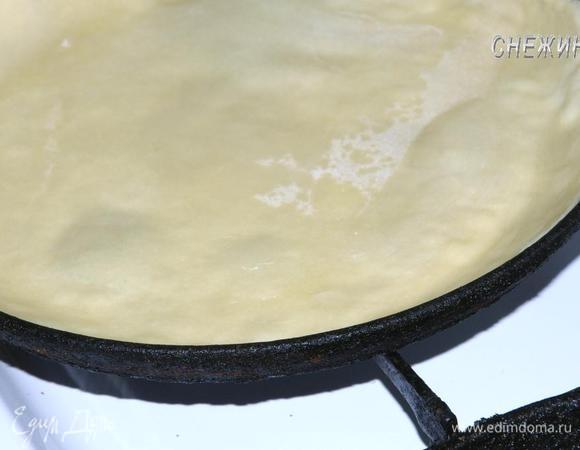 Когда духовка хорошо нагрелась, аккуратно переносим раскатанное тесто в форму (я использую чугунную сковороду). Это самый лучший способ испечь коржи для этого торта. При этом я разогреваю ее для первого коржа так же, как и духовку) Тесто не рвется и легко переносится, если необходимо, воспользуйтесь скалкой, намотав раскатанный корж на нее.