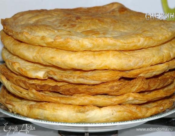 Таким образом выпекаем все коржи. Даем им остыть.