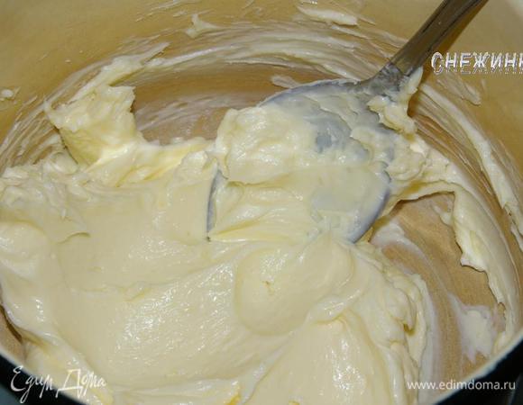 Тем временем сливочное масло размягчилось. Слегка взобьем его ложкой.