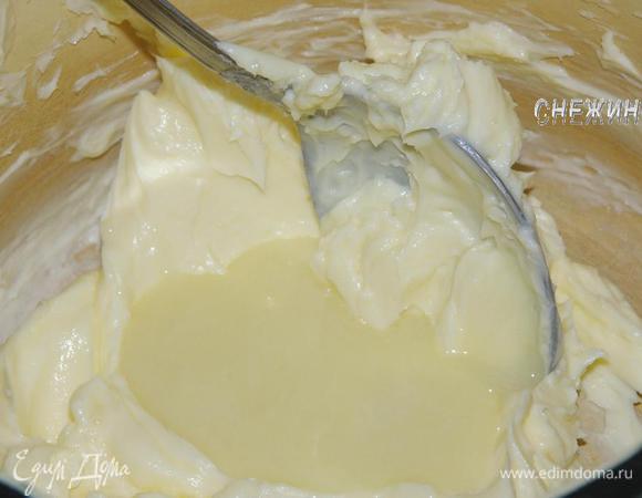В масло вводим по 1 ст. л. заварной массы, хорошенько взбивая ложкой после каждого добавления.