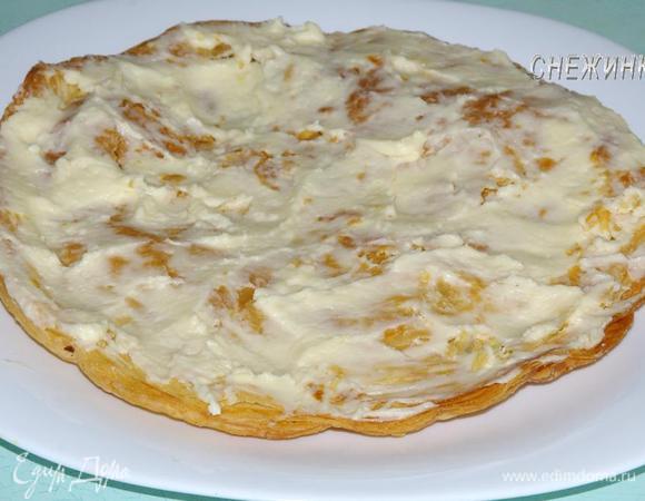 Теперь приступаем к сборке торта. Берем один корж, кладем его на блюдо и смазываем кремом. Лучше всего зрительно разделить крем на нужное количество раз, чтобы не получилось, что Вам не хватило крема. Коржи смазываются небольшим количеством крема, где-то по 2–2,5 ст. л.