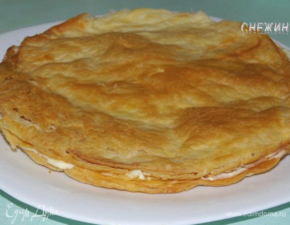 Теперь берем следующий корж, кладем сверху и СЛЕГКА придавливаем руками по всей поверхности. Если края коржа в каких-то местах выходят за рамки торта, рукой отщипите эти лишние кусочки, они потом пригодятся для посыпки. Показатель того, что коржи воздушные и получились, как надо — если Вы надавливаете, они пружинят обратно.