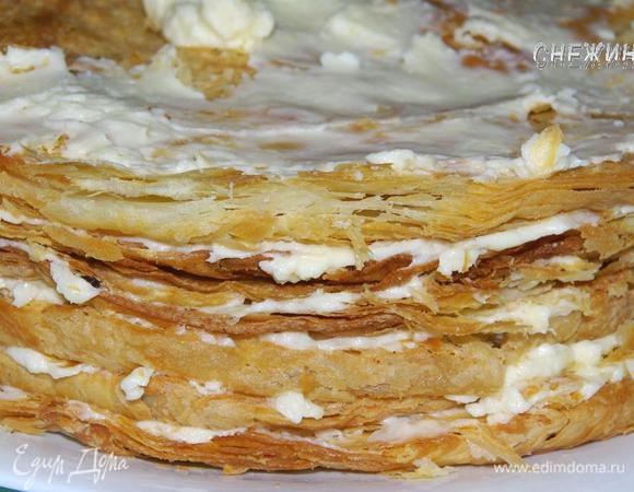 Постепенно добавляем коржи, смазывая их кремом.