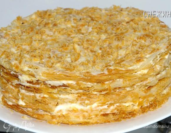 Готовый торт посыпаем крошкой из кусочков коржей. Даем пропитаться. Оставляем на ночь.