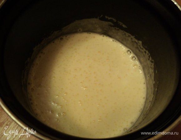 Для белого бисквита: яйца взбить с сахаром и ванильным сахаром до увеличения массы в 3 раза.