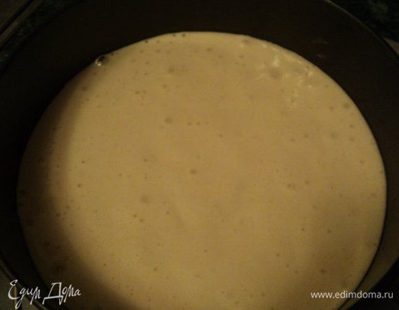 Добавить в два приема муку. Форму застелить бумагой для выпечки, смазать маслом, вылить смесь. Форму несколько раз резко повернуть по часовой стрелке, во избежание образования горбика в бисквите при выпечке. Выпекать при  температуре 180 градусов 10-12 мин.