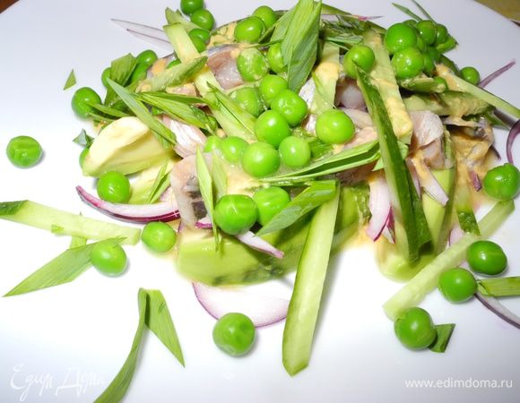 Выкладываем на тарелку сначала ломтики авокадо, затем селедку и лук, на них огурцы и горошек. Поливаем все заправкой и украшаем перьями зеленого лука или лука порея.