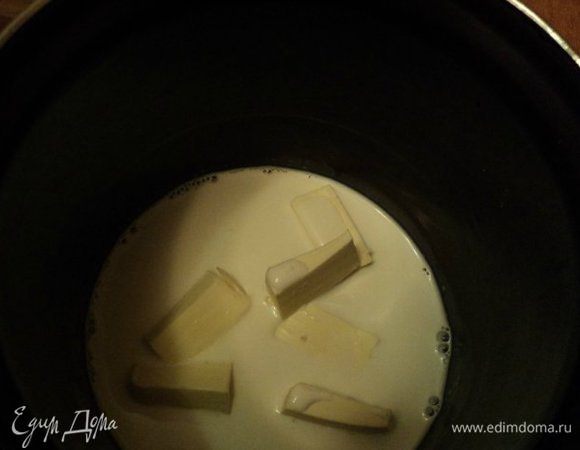 Для шоколадного мусса: нагреть сливки ( 90гр) с маслом до 90 градусов,