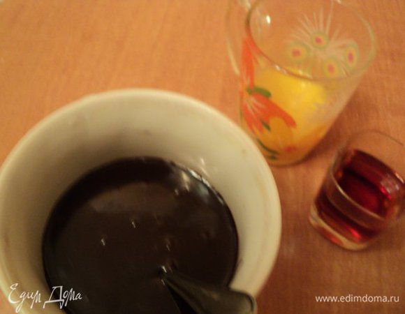 Затем ввести шоколад и размешать до полного растворения шоколада. Когда температура смеси снизится до 40 градусов, ввести желтки и коньяк. Охладить.