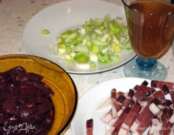 Лук нарезать на полукольца (я использовала завалявшийся в холодильнике порей), печень и шпик на полосочки.