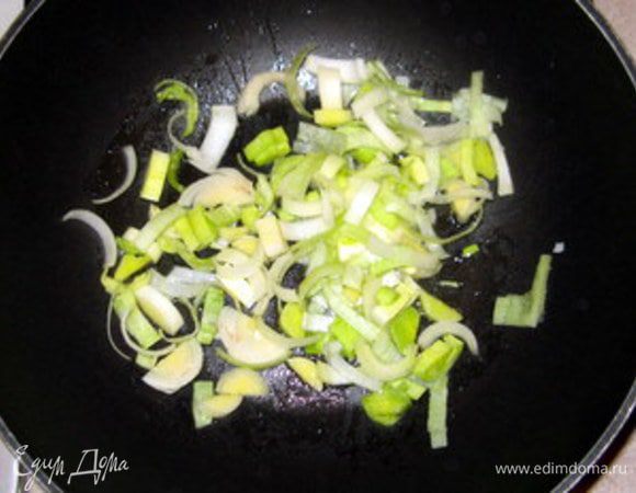 Обжарить лук на сливочном масле. Достать его из сковороды и отложить в сторону.