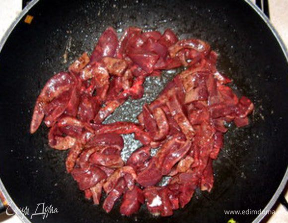 Обжарить в той же сковороде печень, присыпав её мукой, 