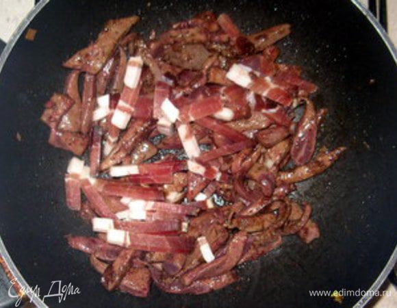 и, как только она возьмётся (2 минуты), добавить шпик (или грудинку). Обжарить печень вместе со шпиком минут 5.
Достать из сковороды печень и шпик. 