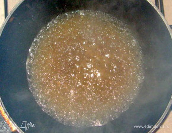 В сковороду влить вино и бульон. Уварить, чтобы половина выкипела.