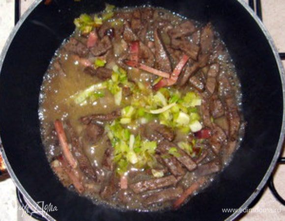 Добавить в получившийся соус печень, шпик и жареный лук. Посолить по вкусу, поперчить, добавить майоран и потушить всё вместе ещё минут 10.
Подавать с полентой ( как на фото) или с картофельным пюре.

