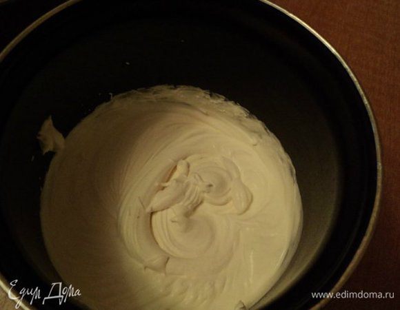 Охлажденные сливки взбить до загустения и увеличения в объеме.