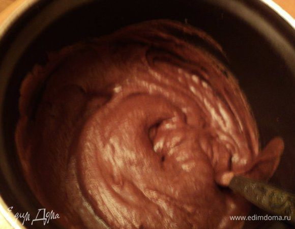Сливки частями ввести в шоколадную смесь, постоянно перемешивая.