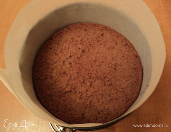 Бока формы застелить бумагой для выпечки, на дно положить  шоколадный бисквит, пропитать сиропом, 
