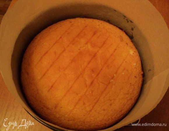 Сверху положить светлый бисквит, слегка прижать, пропитать сиропом. Поставить форму в холодильник до застывания мусса.