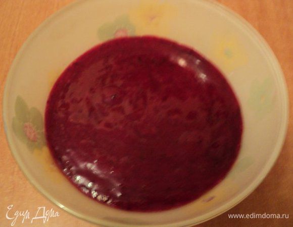 Для баварского крема: смородину ( у меня свежемороженая) измельчить в блендере, затем протереть через сито.
