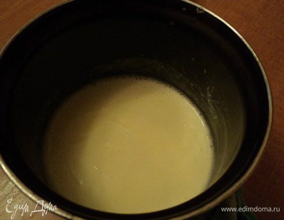 Желатин залить 50гр воды, дать набухнуть, затем распустить на водяной бане. Молоко нагреть до 40 градусов. Желтки растереть с сахаром. Влить постепенно в желтки молоко, поставить на небольшой огонь и, постоянно помешивая, довести смесь до загустения ( не кипятить!). Ввести в смесь распущенный желатин, ванильный экстракт, размешать и охладить смесь до легкого желирования.