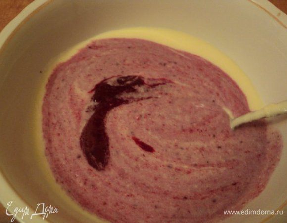 Ввести в смесь постепенно смородиновое пюре, перемешать.