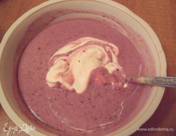 Взбить сливки и постепенно ввести в смородиновый крем.