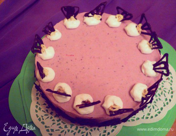 Украсить торт взбитыми сливками и шоколадными фигурками. Фото делала вечером при искусственном освещении.