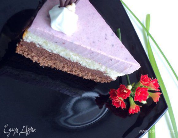 А вот так выглядит кусочек торта при естественном освещении.