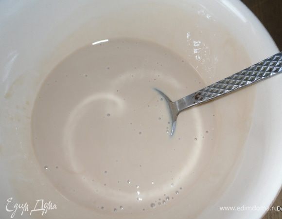 Курицу порезать на небольшие полоски, яйца очистить и разрезать пополам, помело, очистив от кожи и пленок - небольшими кусочками.Сыр натереть на терке. 



Смешать в миске соевый соус и йогурт. 