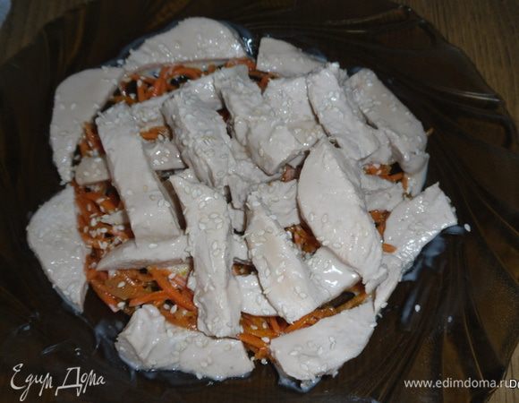 Сверху выложить кусочки курицы, обмакивая их в соево-йогуртную заправку. 
.Курицу сверху присыпать кунжутом 