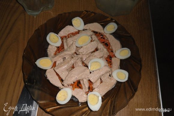 Перепелиные яйца выложить вокруг курицы.