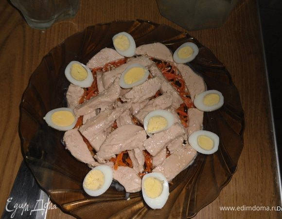 Перепелиные яйца выложить вокруг курицы. 