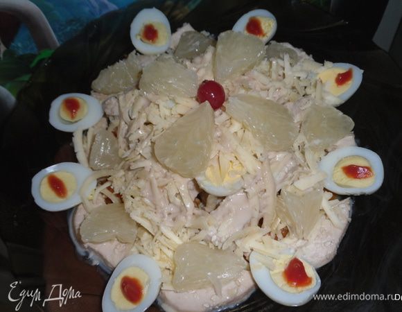 Присыпать сыром.Слегка полить заправкой.Верх выложить кусочками помело. 