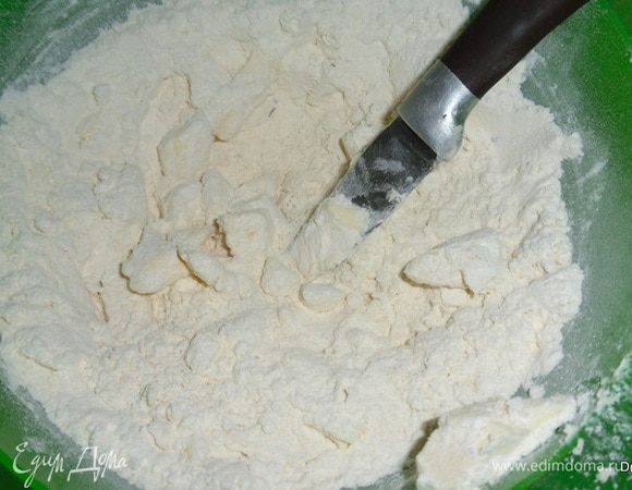 Начинаем с коржа:



Муку просеять, в нее выложить холодный маргарин и все мелко порубить ножом.