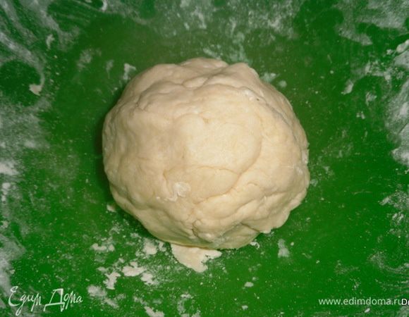 Добавить сметану и воду.Замесить тесто