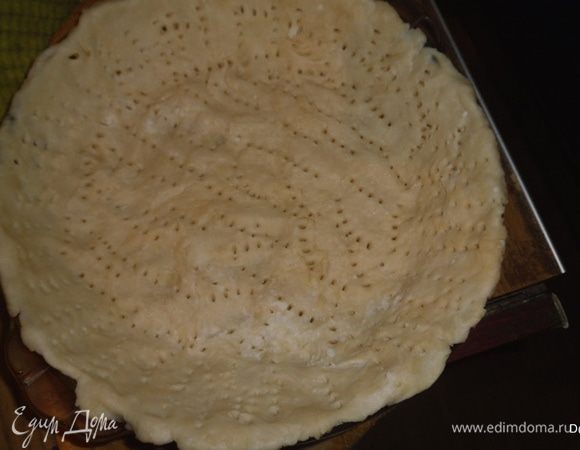 завернуть его в пленку и положить на 1 час в холодильник.



Далее распределить тесто по дну форму и хорошенько его проколоть вилкой