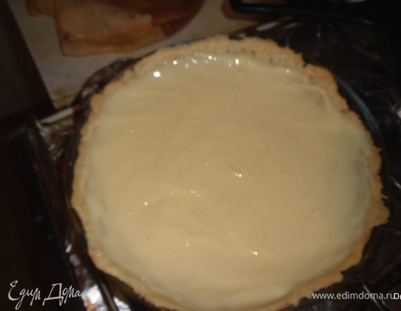 Поставить в разогретую духовку на 20-30 минут.



Готовим заливку:

Смешать сгущенку, желтки и сок лимона.



На готовый корж вылить заливку