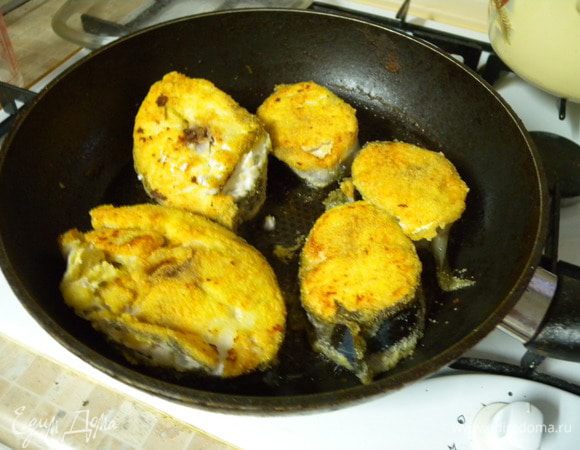 Обжарить немного на растительном масле на сильном огне (обмокнуть в кукурузной муке). 