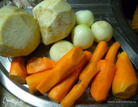 Овощи почистить и порезать кубиками (средними).